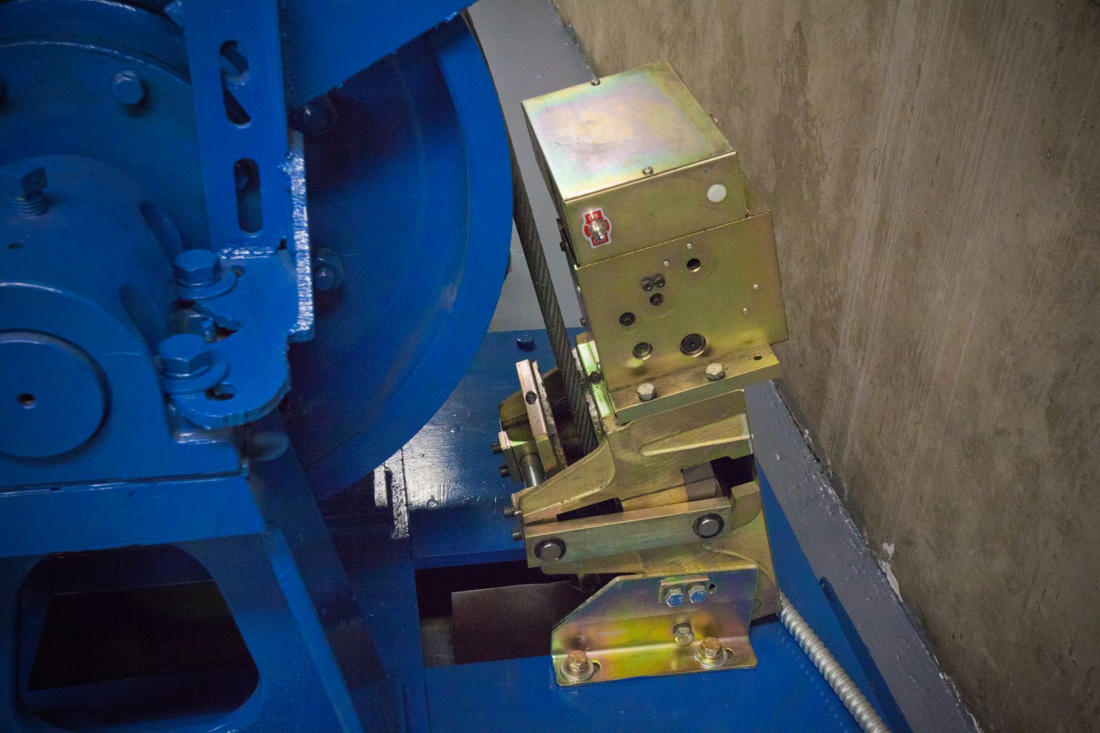 Rope gripping device to prevent any unintended movement of elevator